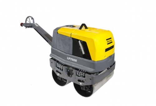 Our walk behind duplex roller LP 7505 is fully hydraulic, for vibration and travelling. The step-less throttle lever is placed on a vibration-reduced handle with good ergonomics to further optimize manoeuvrability. The duplex roller is also equipped with a built-in hydraulic oil cooler that reduces wear on components and prolongs service intervals.